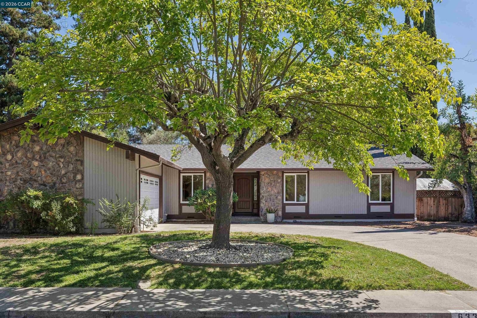 633 Laird Ln