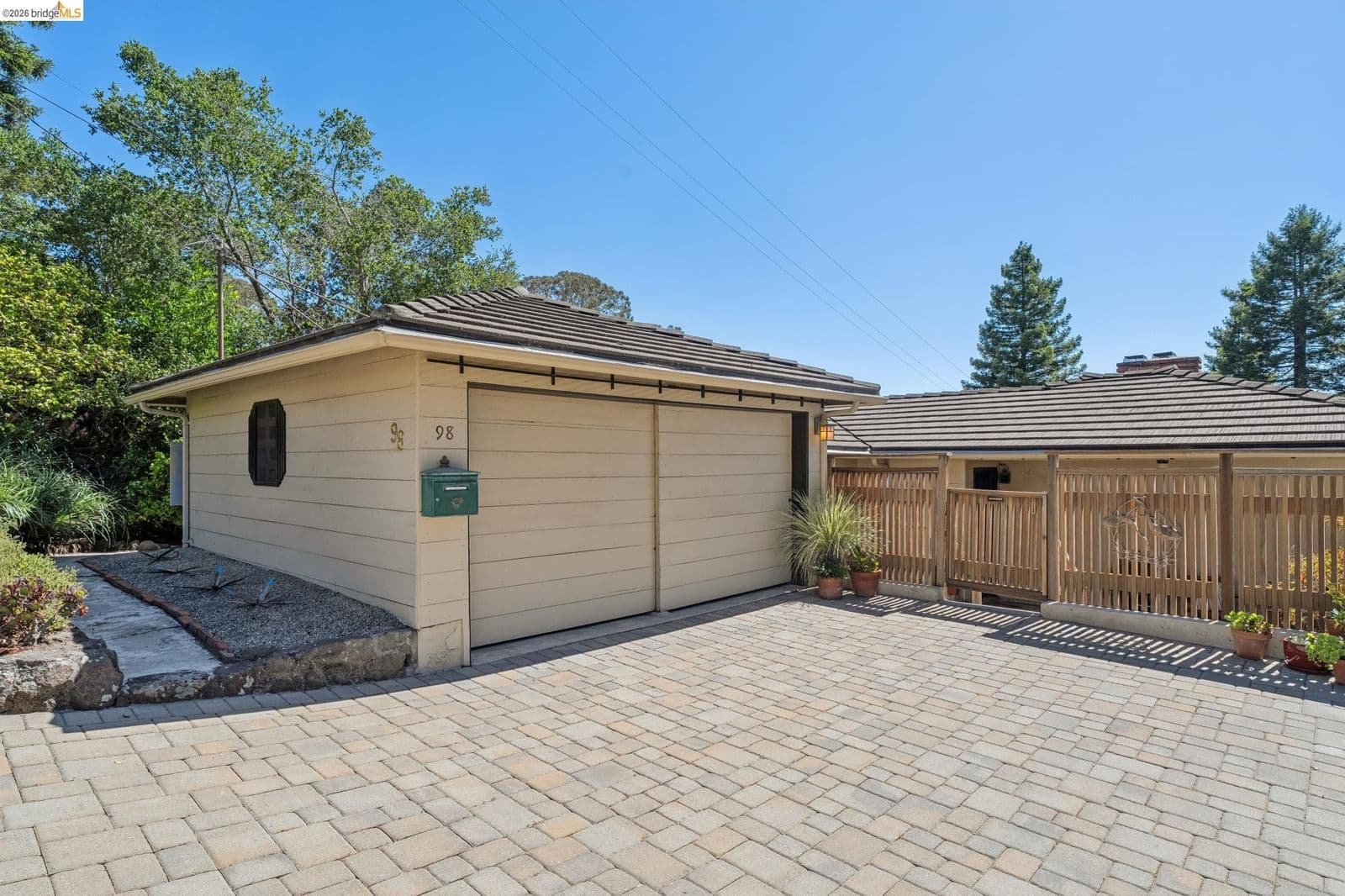 98 Fairlawn Dr