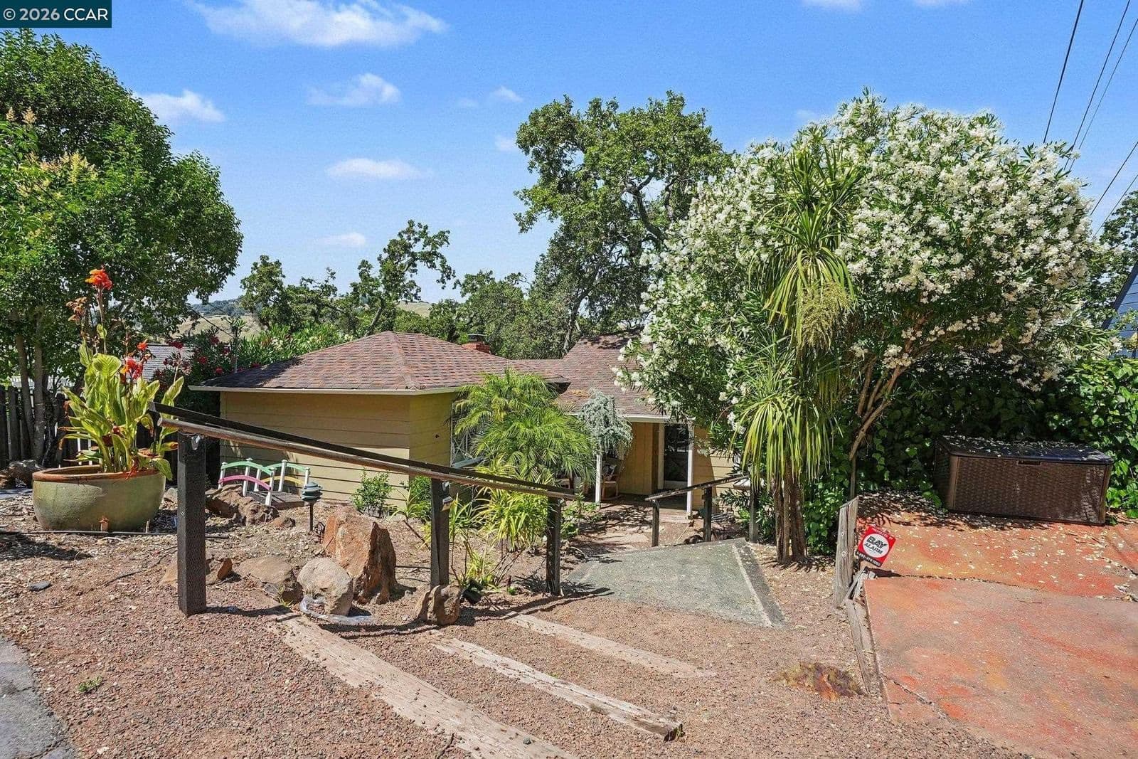 980 Hawthorn Dr