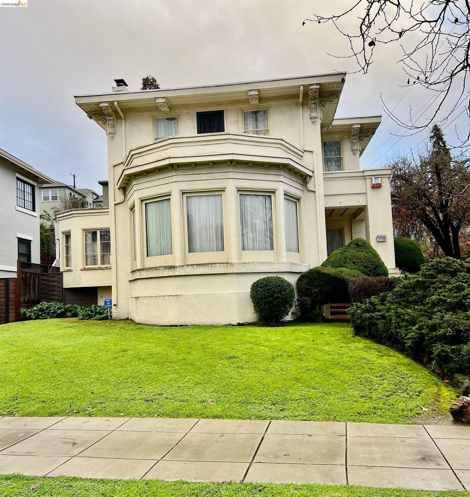 3788 Lakeshore AVE